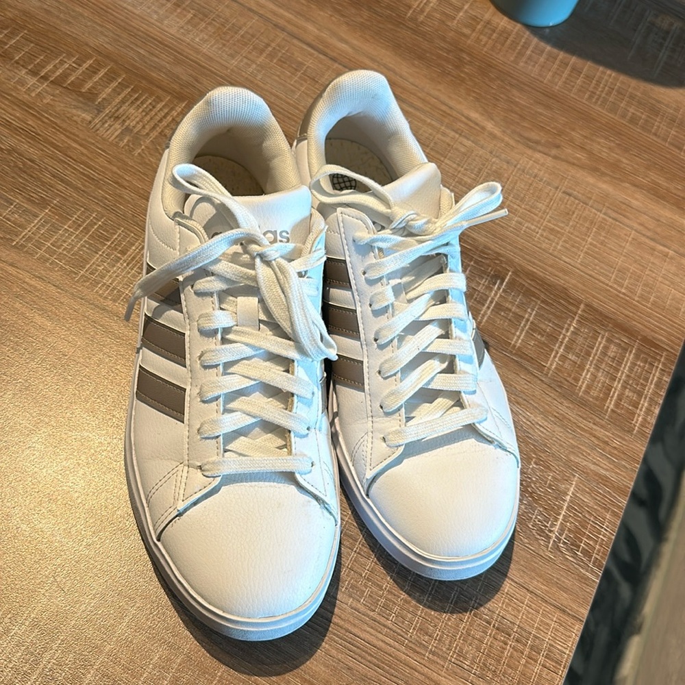 Adidas Sneaker (8.5)